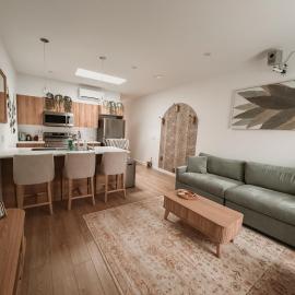Private Boho Tiny Home - Lakes, Wineries, Hike, Ski, hotelli kohteessa Kelowna