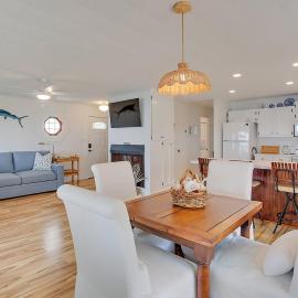 Tiny Tides Waterfront Cottage、Panaceaのホテル