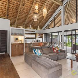 Shoreline Haven: 1BR Bungalow by the Sea in Moorea, hotel a Temae