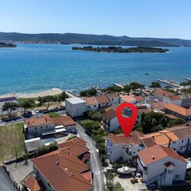 Apartments by the sea Turanj, Biograd - 6177, hotel en Sveti Filip i Jakov