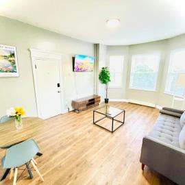 Floral Apartment by CityLux - 10 mins from Airport