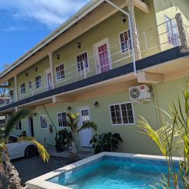 Jacqueline's Court-Alocasia, hotel a Carnbee Village