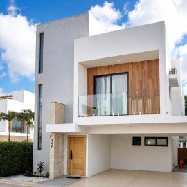 Modern Villa 2 BR Near Airport, Beaches, Dining
