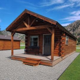 Micham's Clark Fork River Retreat - River Front, Mountain View, Fire Pit - Cabin 3, hotel in Superior