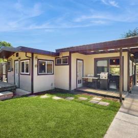 Eco-Conscious Home with Spacious Yard & EV Charger، فندق في فورت براج