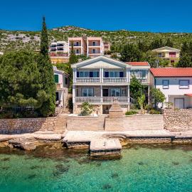 Seafront Escape - 4BR Beachfront Villa for 8, hotel a Šibuljina