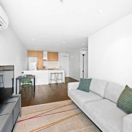 St Kilda 1BR Apt with City Views & Parking Close to Beach & Tram