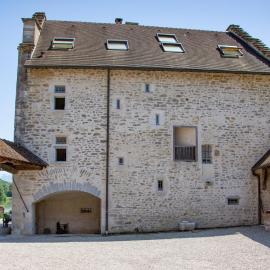 Chambres d'hôtes dans Manoir du XVeme, hotelli kohteessa Chazey-Bons