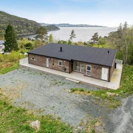4 Bedroom Beautiful Home In Åsenfjord, hotel in Ravlo