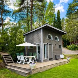 The Lake House - Private Shoreline & Kayaks, hotel a Åkersberga