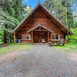 Log Cabin at Rainier Lodge (0.4 miles from entrance), hotel in Ashford