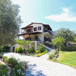 Tree Tree Suites, Large Paradise Gardens, 2 min to Beach, hotel in Pefkochori