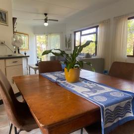 Cozy, comfy flat just a short walk to the beach., Hotel in uMhlali