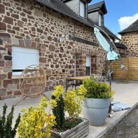 Corps de ferme chaleureux au cœur de la nature, hotel en Saint-Bonnet-la-Rivière