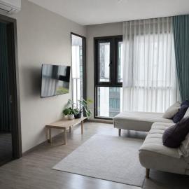 Bright Corner 2BR near BTS Bathtub Pool Gym