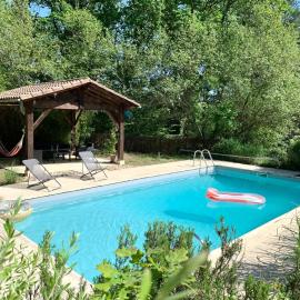 Petit gîte dans les bois avec piscine privative
