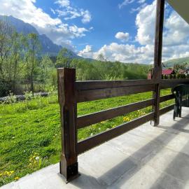 Cozy Riverfront Apartments with garden and mountain view, hotel in Buşteni