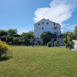 Zekic Family Apartments with Large Garden & Private Parking Quiet Area Lopar, готель у місті Лопар