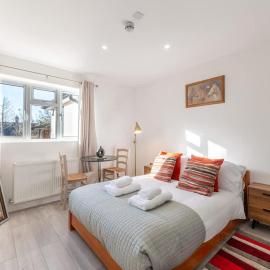 Bright & Modern Studio Near London EV Charger