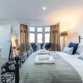 Modern Studio Close to London EV Charger, hotel in Purley