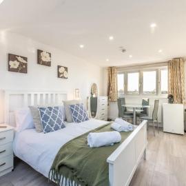Chic Loft Studio Near London - EV Charger, hotel a Ewell