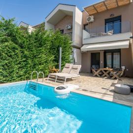 SithoniaRS Luxury Two Floor Maisonette with private Pool & Garden
