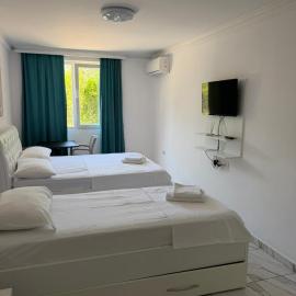 Elois Apartments
