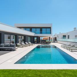 Casa Caracol, with a panoramic ocean view