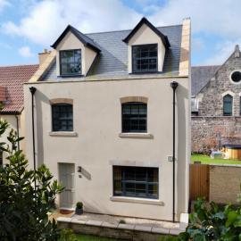Sleeps 36, Luxury houses, Hot tub, Saunas, Parking, hotelli kohteessa Chepstow