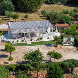 Julia's Home, hotel in Karavomylos