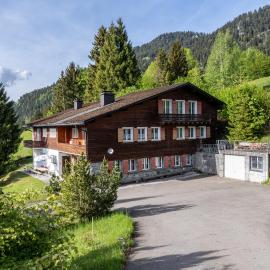 Swiss Horizon-Gruppenhaus Mullern, vielseitiges Haus für Familien, Gruppen, Seminare und Gemeinschaft, מלון בMollis