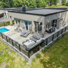 Nybyggt hus med privat pool, 3 sovrum och 2 badrum på Öland, hotelli kohteessa Borgholm