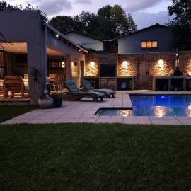 Luxury Solar Home - Pool, Pizza Oven & Garden, hotel u gradu Four Ways