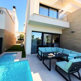 LUXURY VILLA ZEN WITH PRIVATE HEATED POOL at SANTA ROSALIA RESORT by PREMIUM SPAIN PROPERTIES, hotel v destinaci Torre-Pacheco