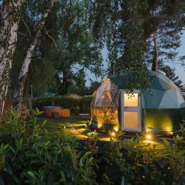 Unique glamping Prague with private hot tub, Hotel in Prag