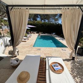 Villa "LES ALIZES" Etage côté PISCINE - APERCU MER，位于圣拉斐尔的酒店