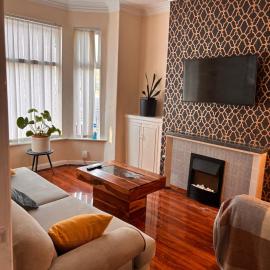 4BR Home - Parking- Sleeps 7 - 2 Baths - Long Stay