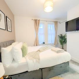 Luxury 3BR Home 20 Min to London Garden Wifi