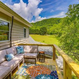Asheville Couple's Retreat w/ Balcony & Views!
