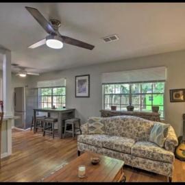 Pensacola Paradise - 3BR 2Full Bath cottage in upscale area 5 min to beach and downtown, hotelli kohteessa Pensacola