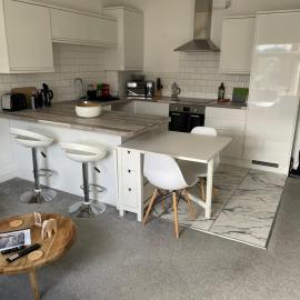 2 bed- walkable train and beach apartment, hotel a Crosby