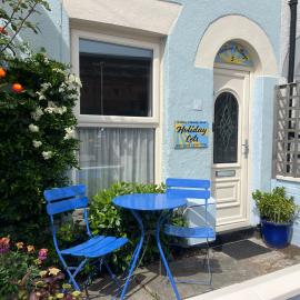 'Pavilion Cottage' next to Gorleston beach with sea views - pet friendly!, hotel in Gorleston-on-Sea