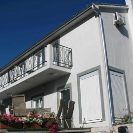 Slanraj apartman، فندق في Jadrtovac