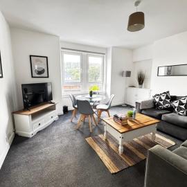 2 Bedroom Apartment - Gourock Margaret St - Sleeps 4 - Contractors, Business & Relocations - Free Parking, hotel in Gourock