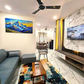 Serene 2BHK with City Skyline View in Miyapur, viešbutis mieste Lingampalli