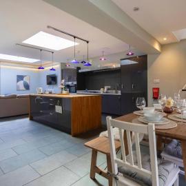 Spacious Open Plan Home in Central Cheltenham FREE Parking Sleeps 6