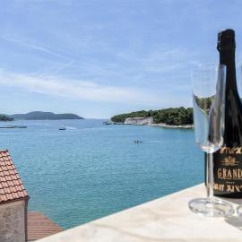 Apartment Mirni by the sea, Hotel in Prvić Luka