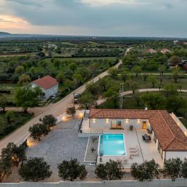 Villa Lumina - zen holiday with sauna near Biograd – hotel w mieście Tinj