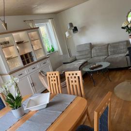 Traumhafte Familien Ferienwohnung am Chiemsee Bergpanorama Sonnenuntergang Terrasse Grillplatz für bis zu 6 Personen, hotel en Grabenstätt
