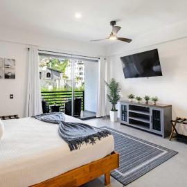 Modern Condo Walk to Marina, Dining & Nightlife, hotel i Cabo San Lucas